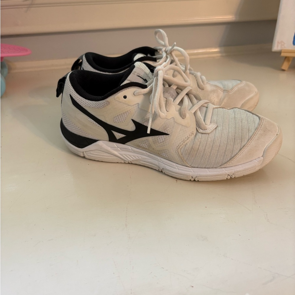 Mizuno White volleyball shoes
